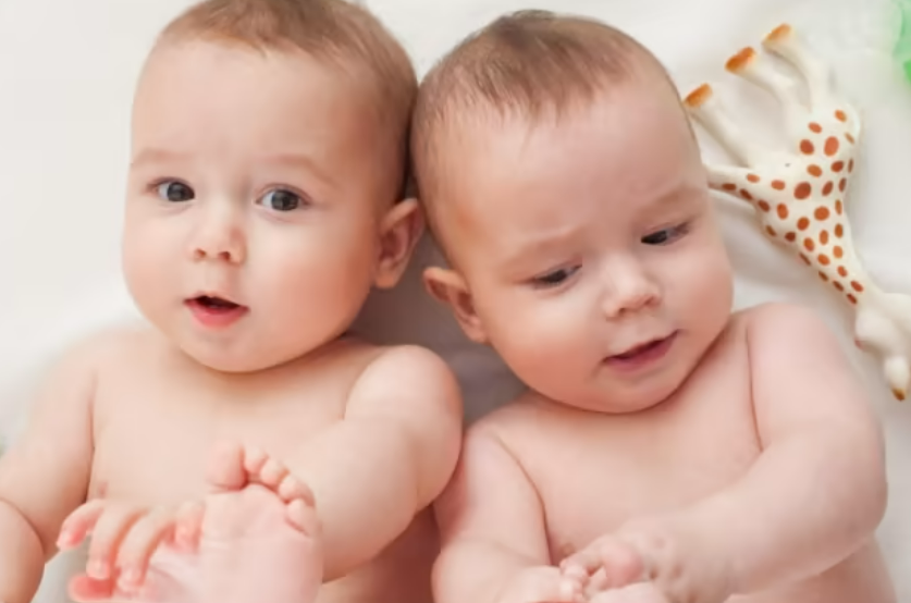 في حالة نادرة .. فتاة تنجب توأمان لأبوين مختلفين